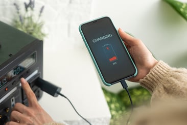 charging-mobile-phone-battery-with-wireless-chargi-web