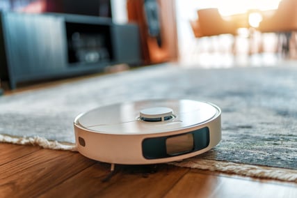 robot-vacuum-cleaner-on-a-rug-in-living-room-web