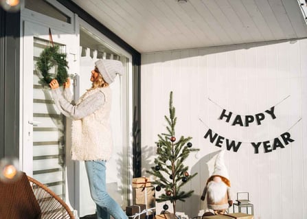 smiling-woman-with-blonde-hair-in-winter-clothes-d-2022-11-24-18-00-34-utc